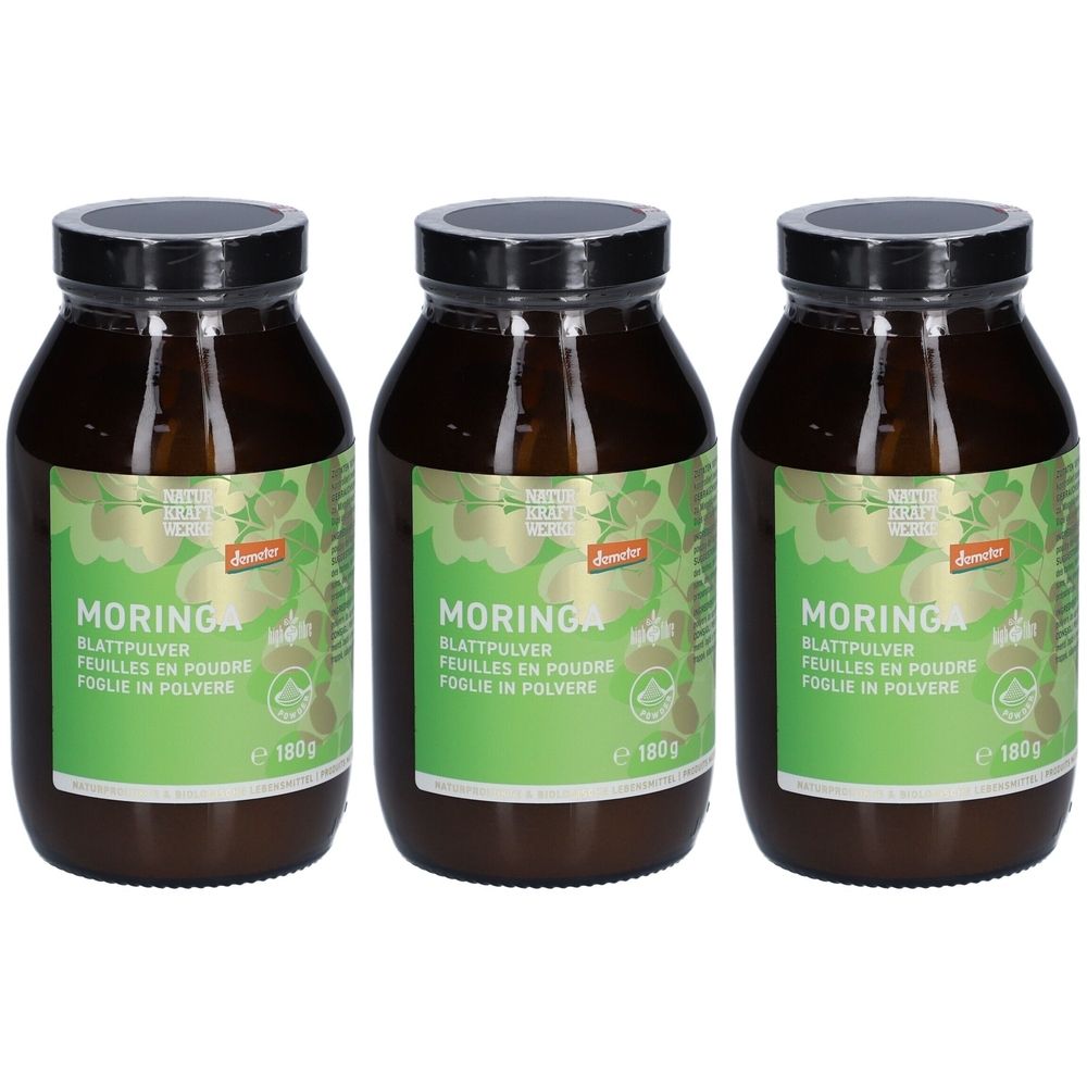 Drei braune Gläser mit schwarzem Deckel. Aufschrift: Moringa Blattpulver, Demeter-Siegel. Grüne Etiketten.