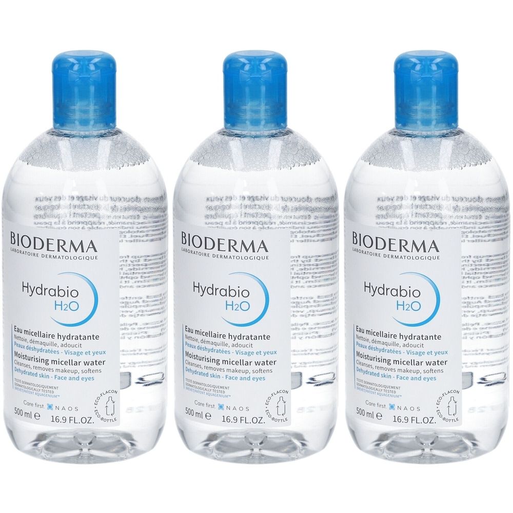 Drei Flaschen BIODERMA Hydrabio H2O Mizellenwasser. Klare Flüssigkeit in transparenten Flaschen mit blauem Deckel. Text: Hydrabio H2O.