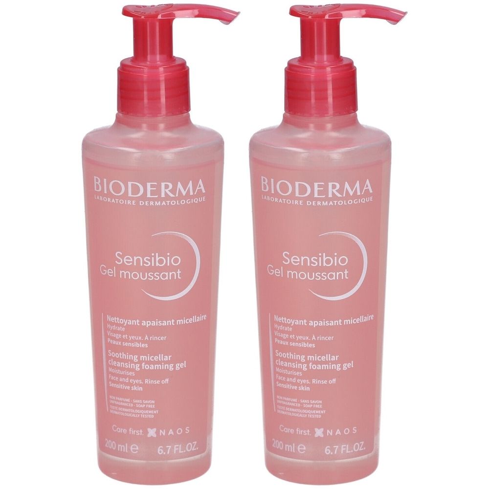 Zwei Flaschen Bioderma Sensibio Gel moussant. Rosa Flüssigkeit in durchsichtigen Flaschen mit rosa Pumpaufsatz. Text: Sensibio, Gel moussant.