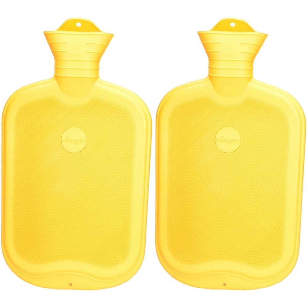 Deux bouillottes jaunes en caoutchouc. Chacune a un col, un bouchon et un motif rainuré. Un logo rond est visible.