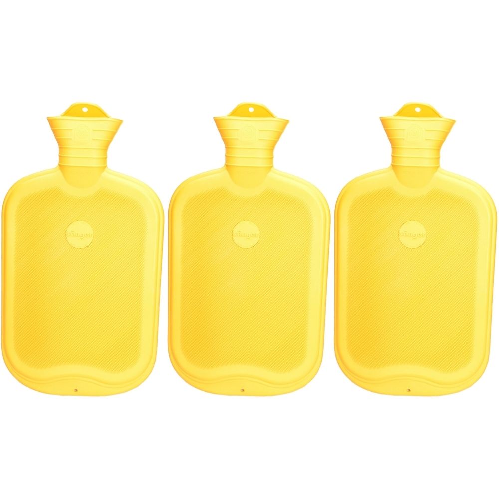 Trois bouillottes jaunes en caoutchouc. Chacune a un bouchon rond et une forme rectangulaire. Le logo est visible.