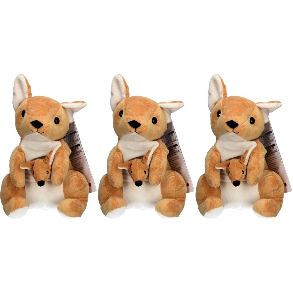 Drei Plüschtiere in Känguruform. Beige-braune Farbe, mit einem kleineren Känguru im Beutel. Mit Etikett.