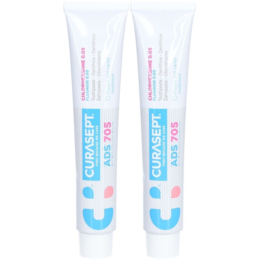 Deux tubes de dentifrice blancs. Inscription: CURASEPT ADS 705, Chlorhexidine 0,05, Fluorure 0,05. Caractères bleus et roses.