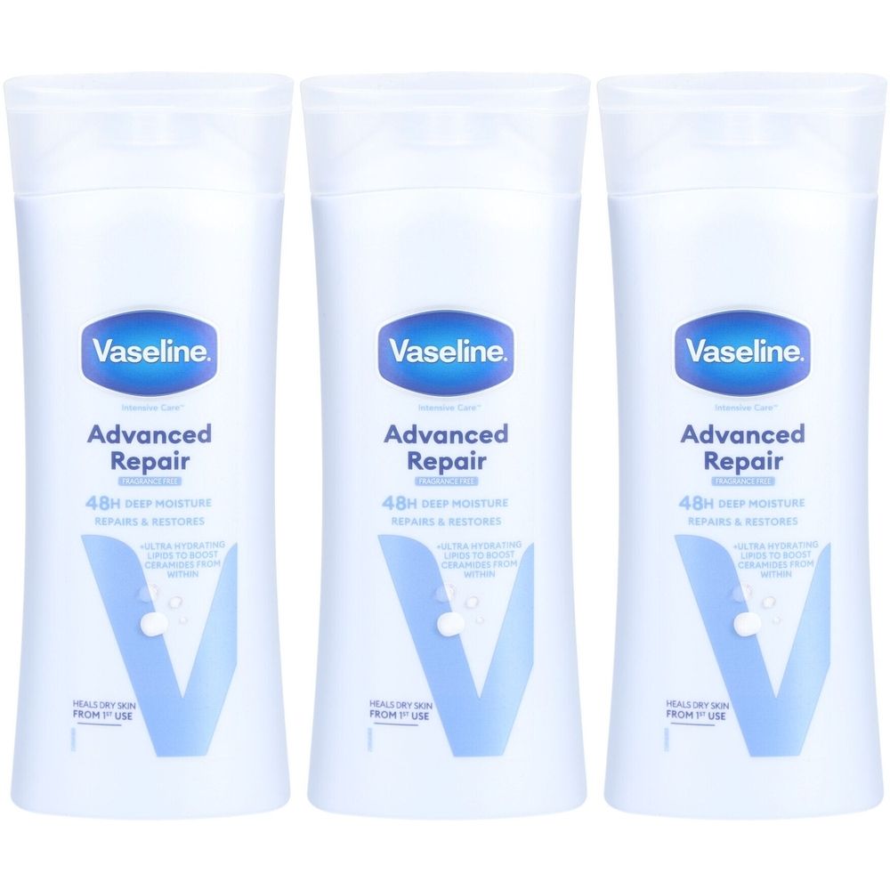 Trois flacons blancs avec étiquette bleue. L'étiquette indique "Vaseline Advanced Repair".