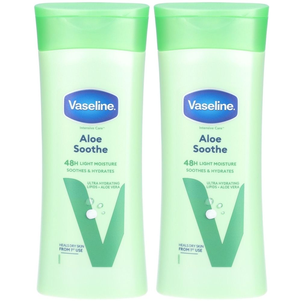 Deux bouteilles vertes de lotion pour le corps Vaseline Aloe Soothe. Étiquettes bleues avec texte blanc. Bouchons verts.