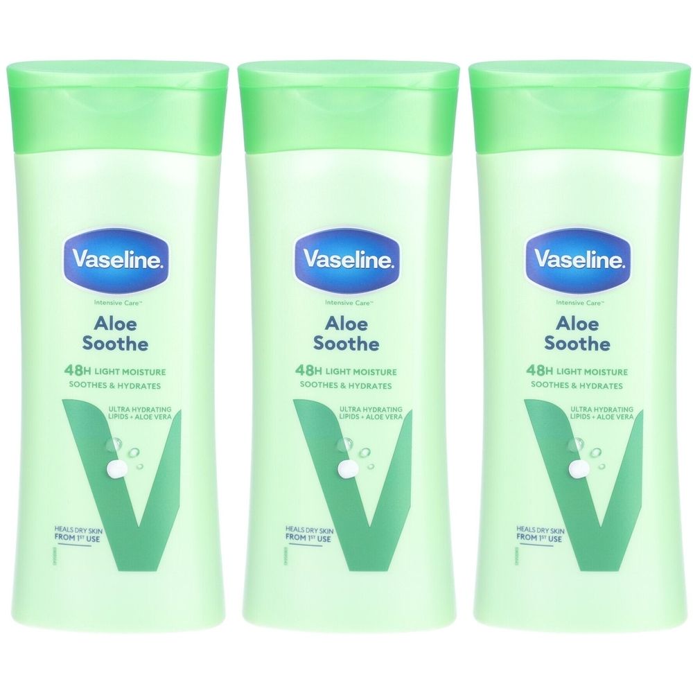 Trois flacons verts de lotion pour le corps Vaseline Aloe Soothe. Étiquettes bleues avec texte blanc. Design en forme de V d'aloe. Bouchons verts.