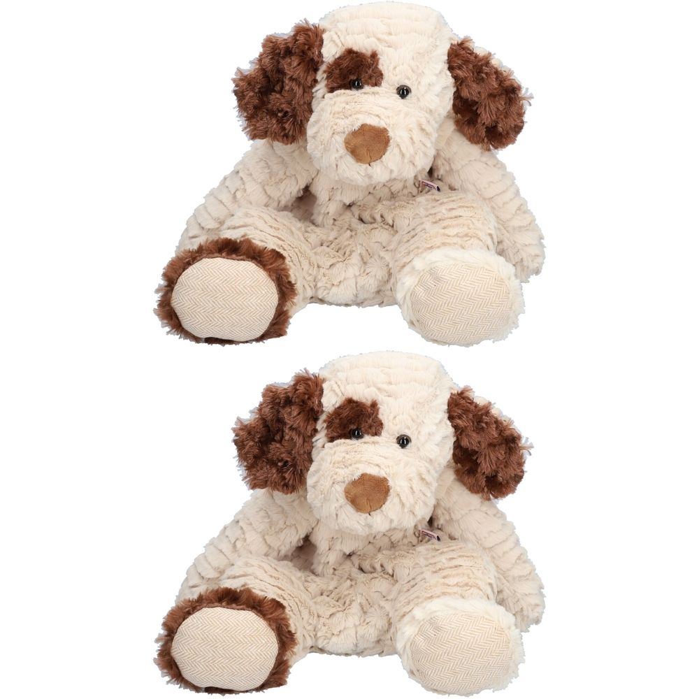 Deux chiens en peluche, crème avec des oreilles et des taches marron. Ils sont assis et regardent vers l'avant.