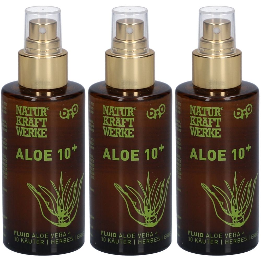 Drei braune Sprühflaschen mit goldfarbenen Deckeln. Auf jeder Flasche steht "NATURKRAFTWERKE Aloe 10+".