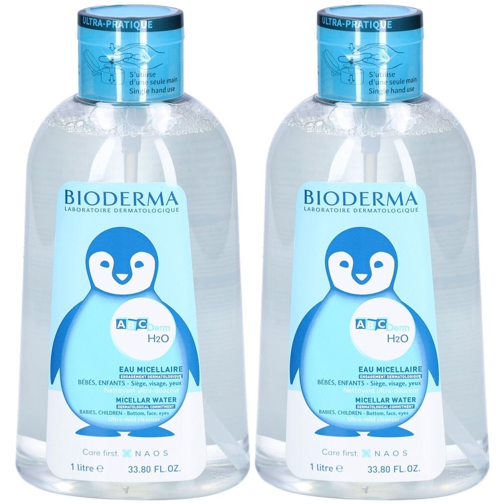 Zwei transparente Flaschen mit blauem Deckel und Etikett. Auf dem Etikett steht "BIODERMA" und ein Pinguin-Design. "Eau Micellaire" ist ebenfalls sichtbar.