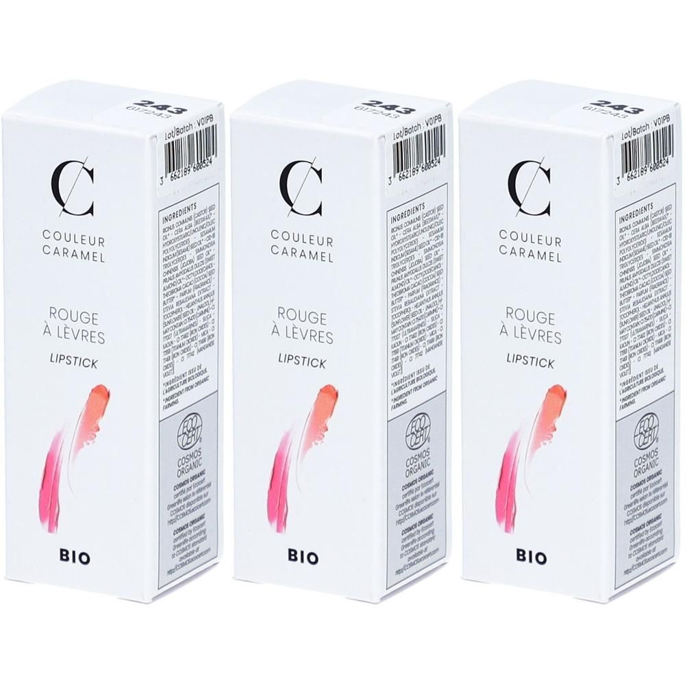 Trois boîtes de rouge à lèvres Couleur Caramel, teinte Hibiscus. Sceaux BIO et COSMOS ORGANIC.