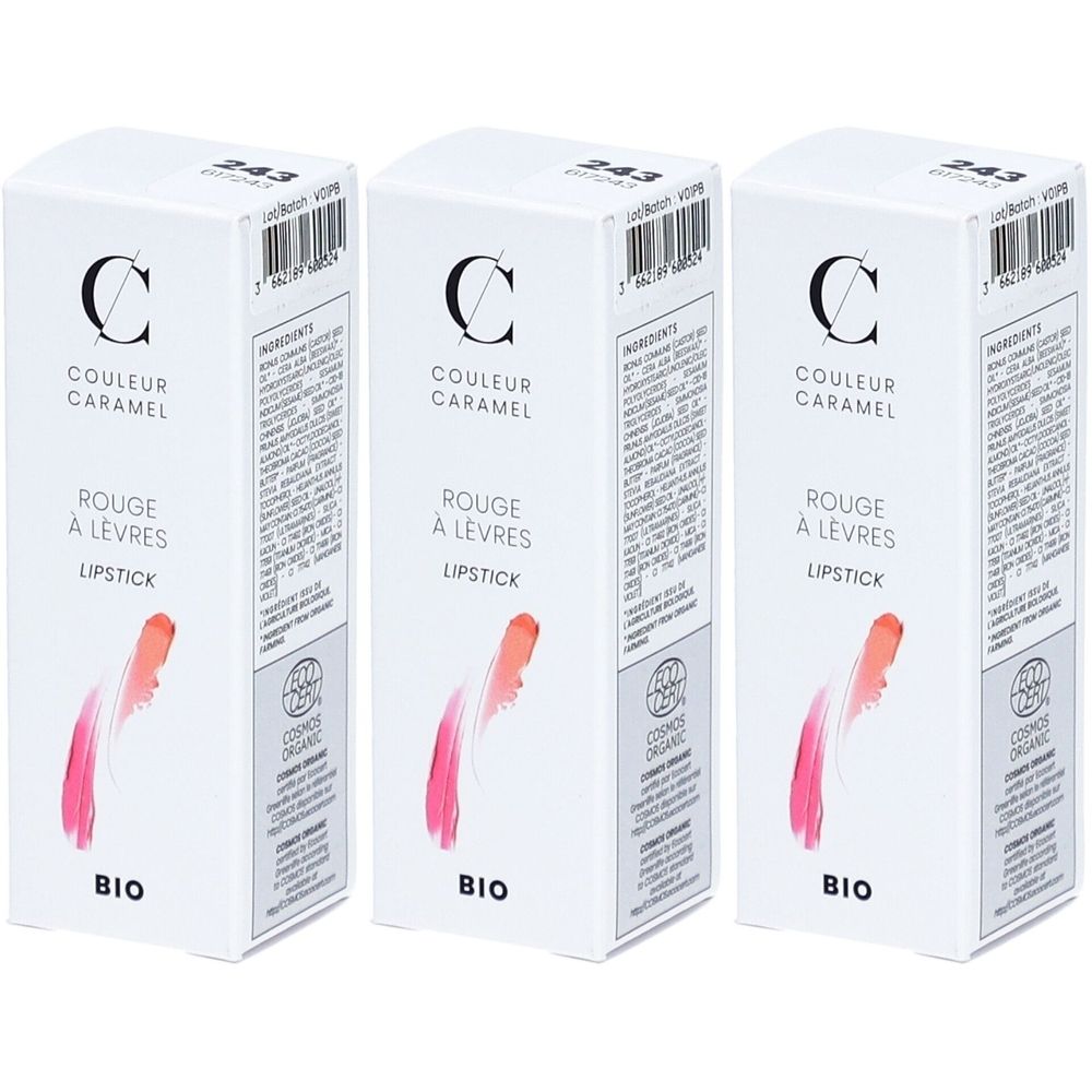 Drei weiße Kartons mit Lippenstift. Aufdruck: COULEUR CARAMEL, ROUGE À LÈVRES LIPSTICK, BIO. Mit COSMOS ORGANIC Zertifizierung.