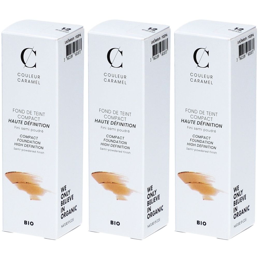 Trois boîtes blanches. Inscription: COULEUR CARAMEL, FOND DE TEINT COMPACT HAUTE DÉFINITION, BIO. Teinte: Hellbeige.