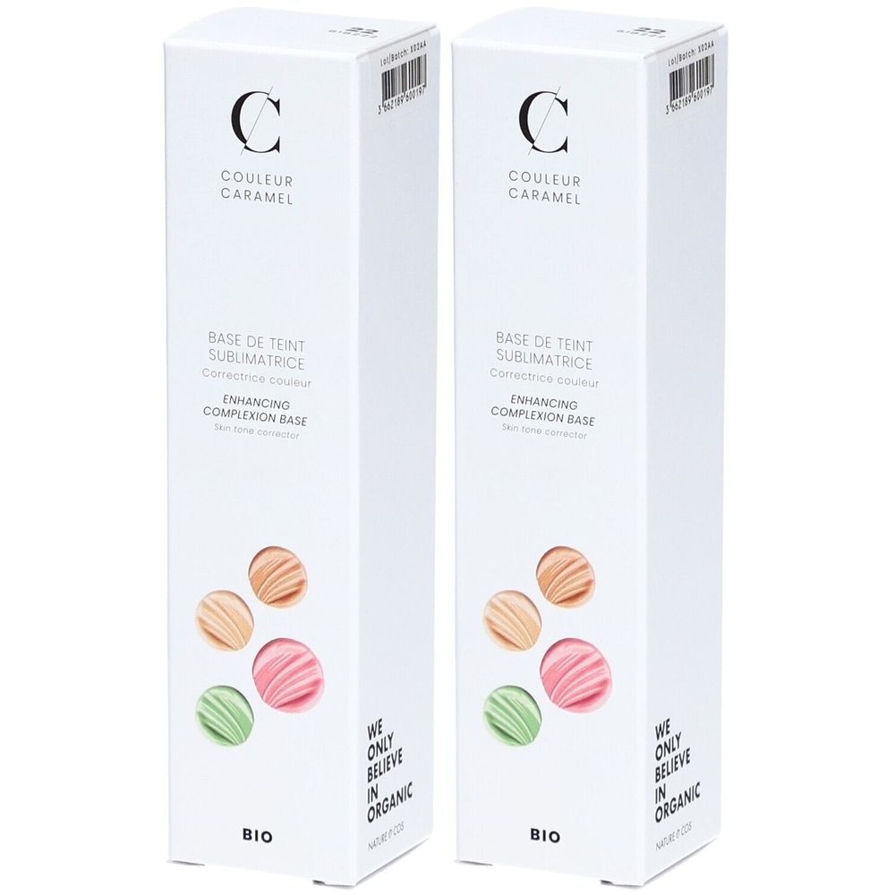 Zwei weiße Kartons mit Produktinformationen. Aufschrift: COULEUR CARAMEL, BASE DE TEINT SUBLIMATRICE, ENHANCING COMPLEXION BASE, BIO.