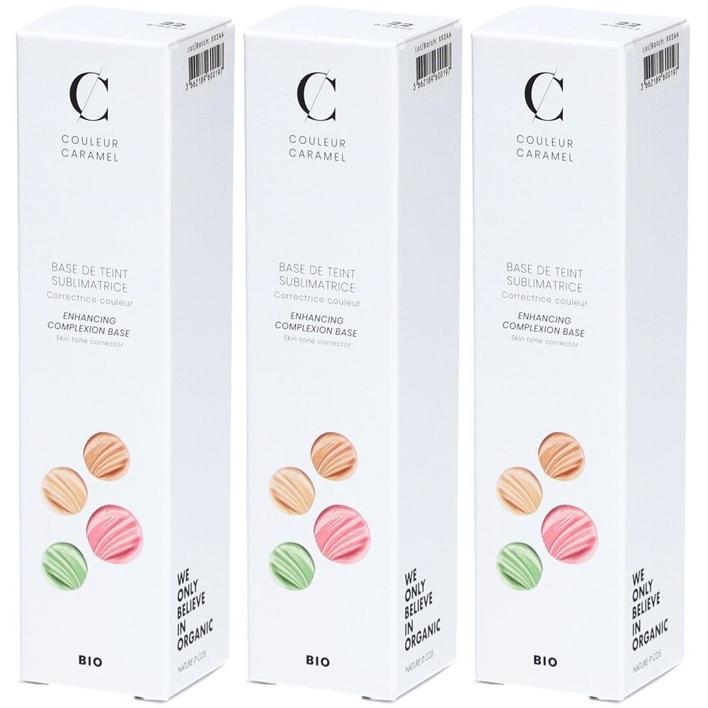 Trois boîtes blanches avec le logo COULEUR CARAMEL. Inscription : BASE DE TEINT SUBLIMATRICE, ENHANCING COMPLEXION BASE. Certifié BIO.