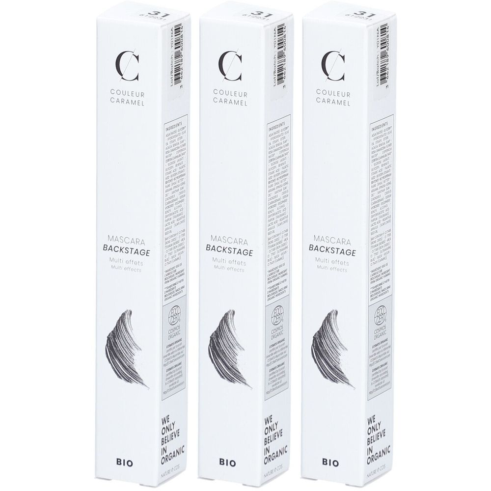 Trois boîtes blanches de mascara. Inscription : COULEUR CARAMEL, MASCARA BACKSTAGE, BIO. Avec motif de coup de pinceau noir.