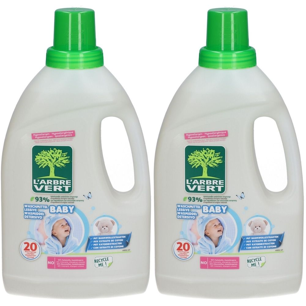 Deux bouteilles blanches de lessive bébé L'ARBRE VERT avec bouchons verts. Étiquettes avec bébé et texte.