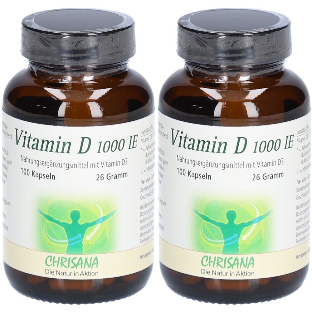 Zwei braune Glasflaschen mit schwarzen Deckeln. Auf den Etiketten steht "Vitamin D 1000 IE" und "CHRISANA".
