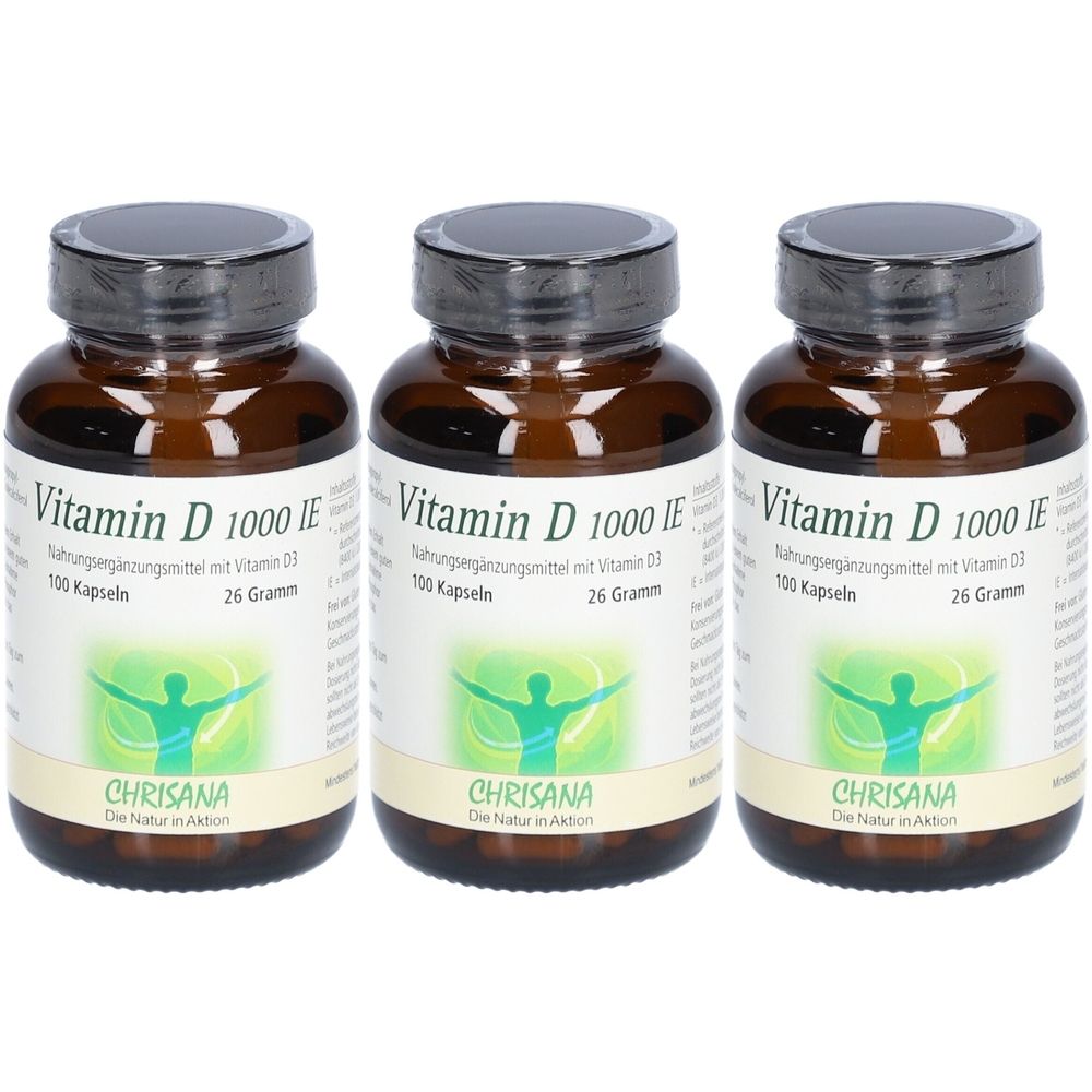 Drei braune Glasflaschen mit schwarzen Deckeln. Auf den Etiketten steht "Vitamin D 1000 IE", "100 Kapseln" und "CHRISANA".