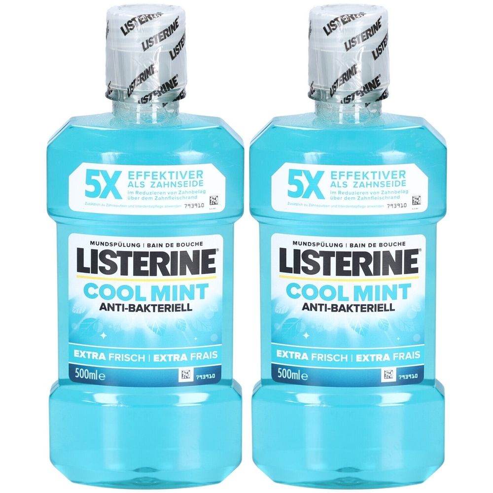 Zwei Flaschen Mundspülung. Hellblaue Flüssigkeit. Aufschrift: Listerine Cool Mint, Anti-Bakteriell. 500ml.