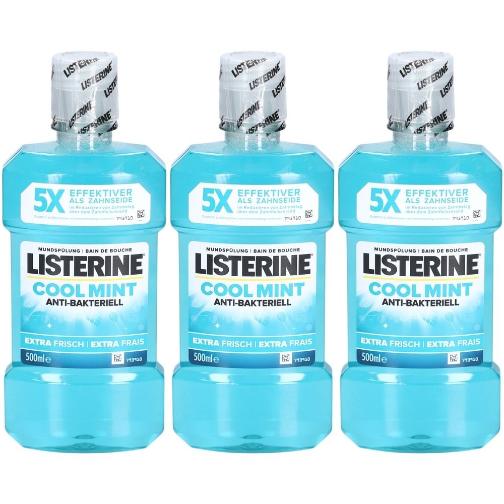 Drei Flaschen Listerine Cool Mint Mundspülung. Hellblaue Flüssigkeit in transparenten Flaschen. Aufschrift: Cool Mint, antibakteriell, 500ml.
