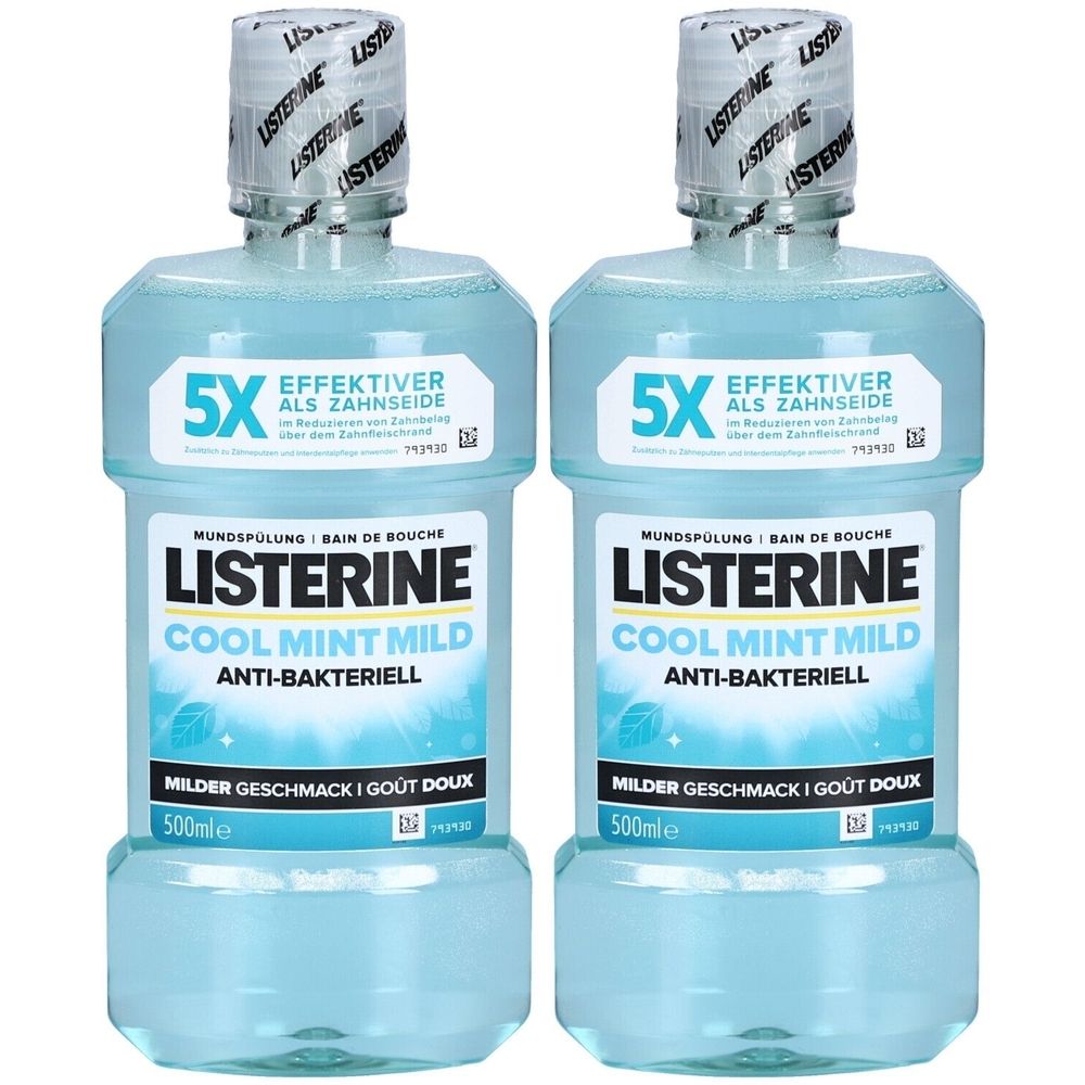 Zwei Flaschen Mundspülung. Hellblaue Flüssigkeit in transparenten Flaschen. Aufschrift: Listerine Cool Mint Mild, antibakteriell.