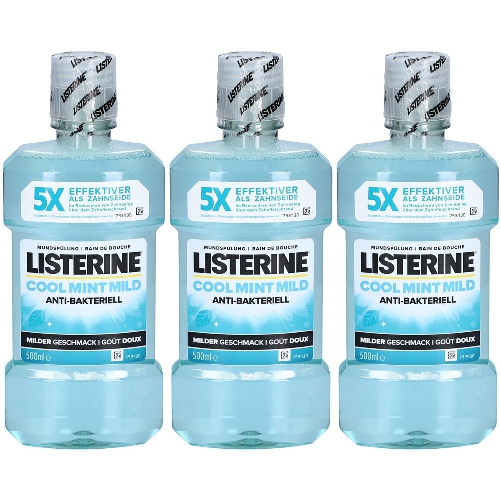 Drei Flaschen Listerine Cool Mint Mild Mundspülung. Hellblaue Flüssigkeit, weißes Etikett mit Schriftzug und Logo. 500ml.