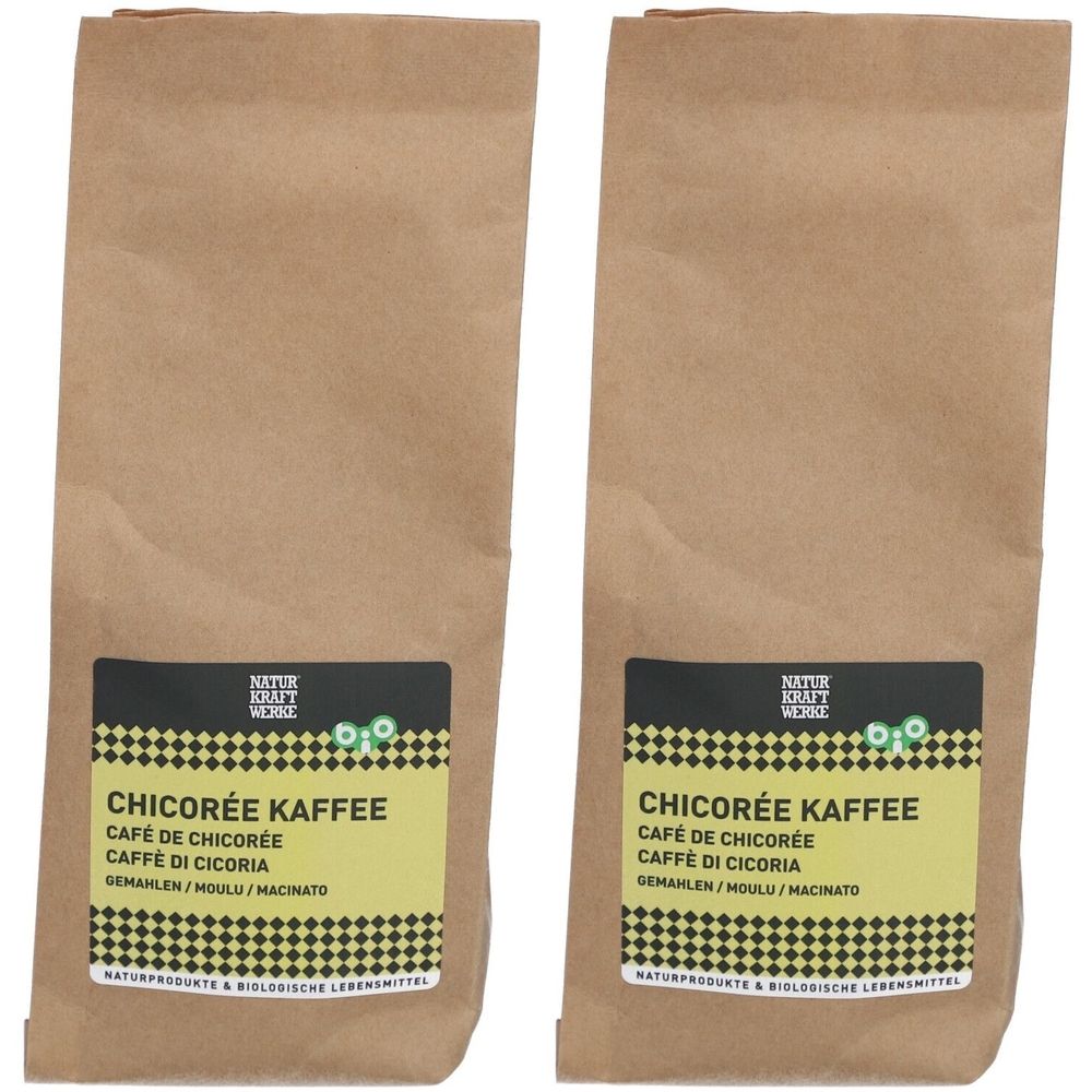 Zwei braune Beutel mit Etiketten. Auf den Etiketten steht "Chicorée Kaffee" in mehreren Sprachen. Das Logo ist sichtbar.