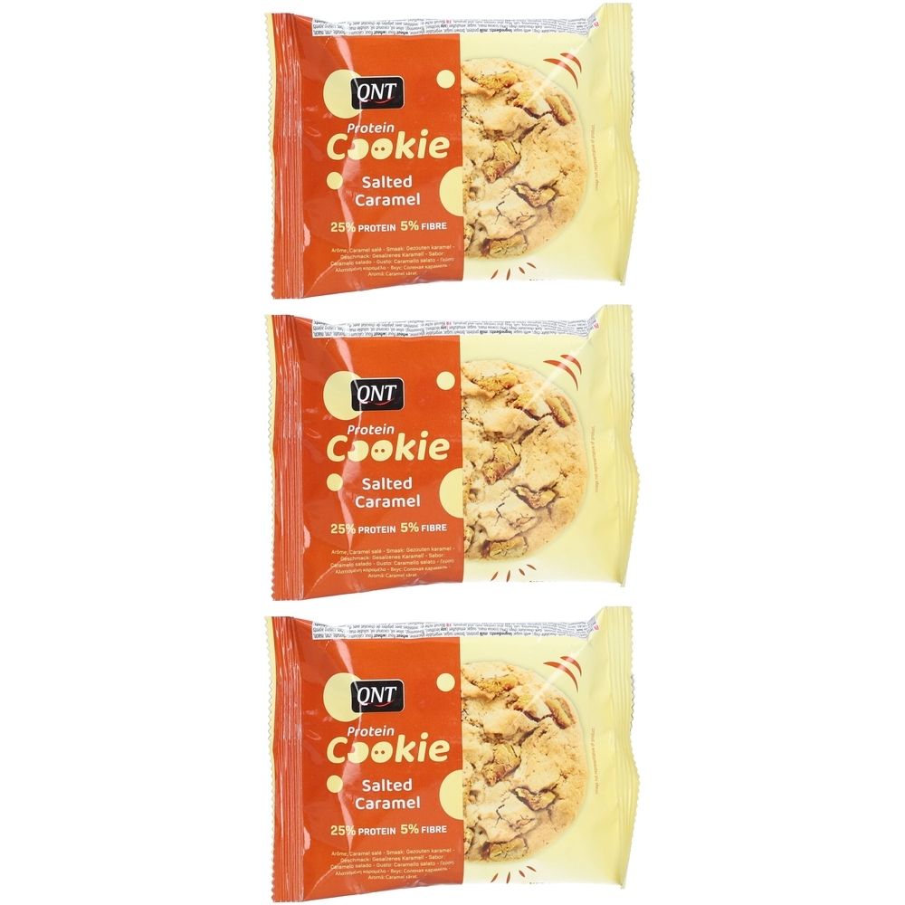 Drei verpackte Protein Cookies mit gesalzenem Karamell. Orangefarbene Verpackung mit Produktnamen und Logo.