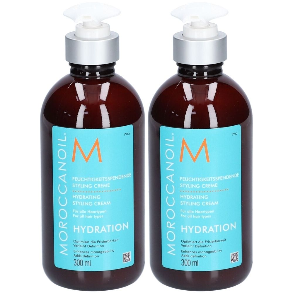 Zwei braune Flaschen mit weißem Pumpkopf. Auf blauem Etikett: Moroccanoil, Styling Creme, Hydration. Text in Deutsch und Englisch.