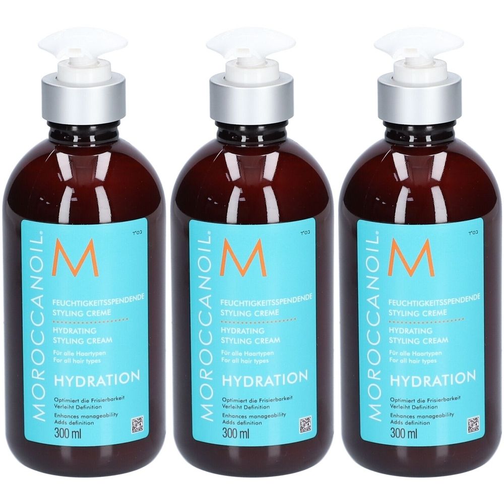 Drei braune Flaschen mit weißem Pumpverschluss. Auf blauem Etikett: MOROCCANOIL, Styling Creme, HYDRATION. 300 ml.
