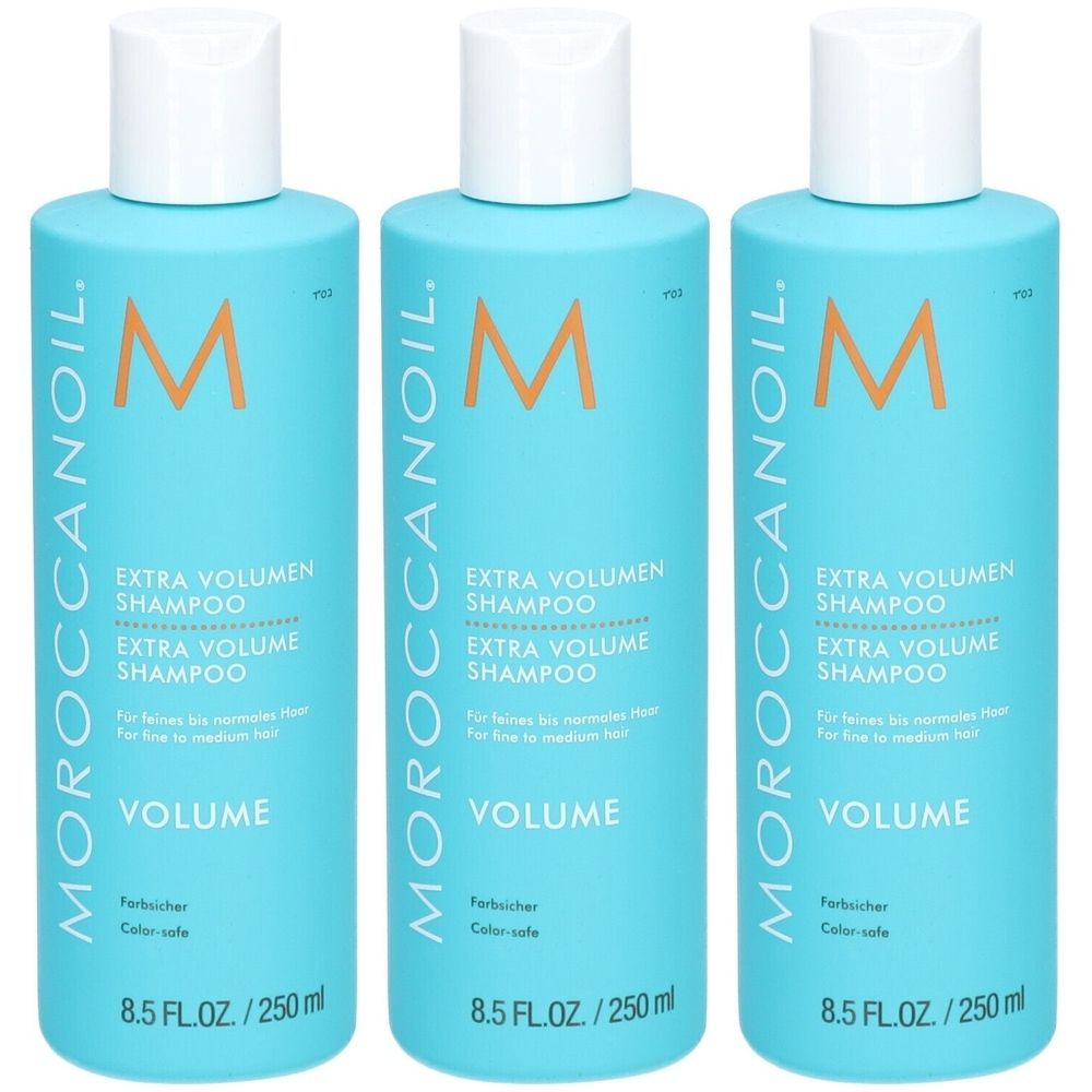 Trois flacons de shampooing turquoise avec bouchons blancs. Inscription : Moroccanoil, Extra Volumen Shampoo, 8.5 FL.OZ./250 ml.