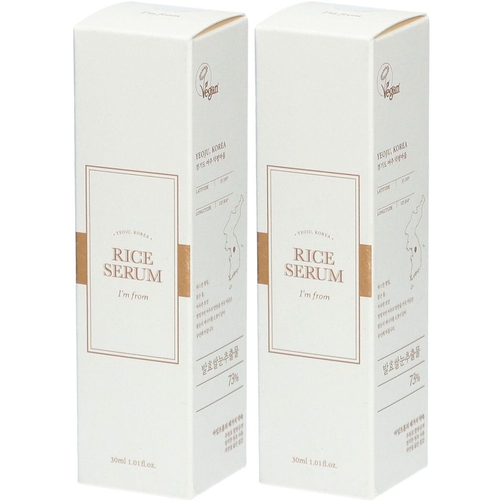 Zwei weiße Kartons mit goldfarbenen Akzenten. Auf der Vorderseite steht "RICE SERUM" und "I'm from". Vegan-Logo oben.