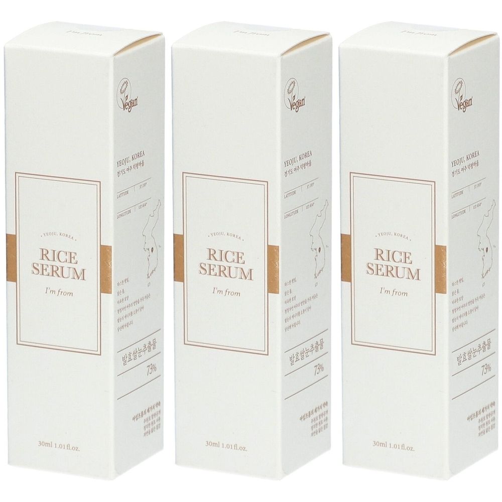 Drei weiße Kartons mit Aufschrift "RICE SERUM" und "I'm from". Aufschrift in Gold und Schwarz. Vegan-Siegel oben.