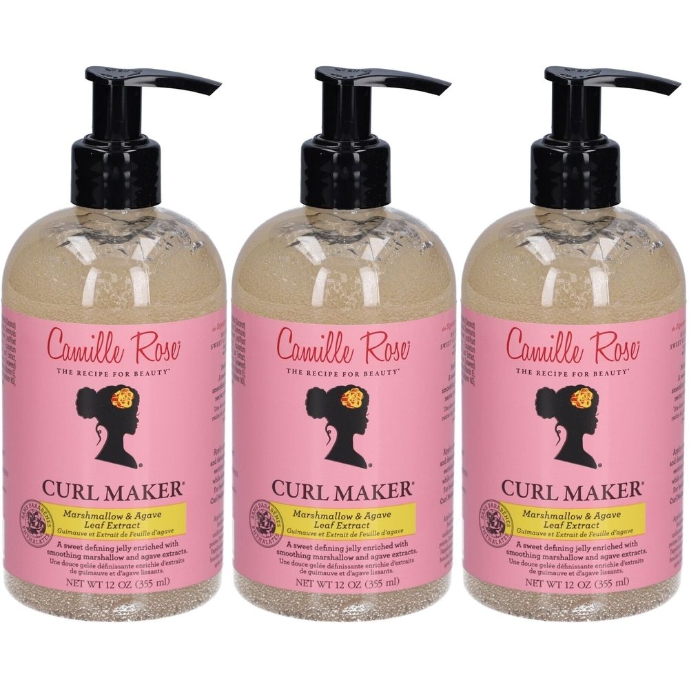 Drei Flaschen Camille Rose Curl Maker mit schwarzem Pumpverschluss und rosa Etikett. Aufschrift: Curl Maker, Marshmallow & Agave Leaf Extract.