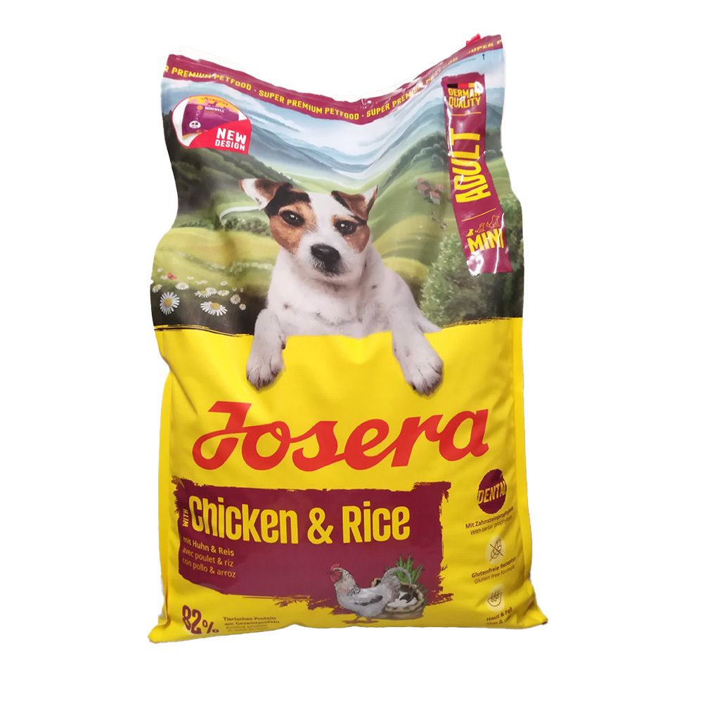 Rückseite einer Josera "Chicken & Rice" Hundefutterpackung mit Nährwertangaben und Fütterungstabelle.