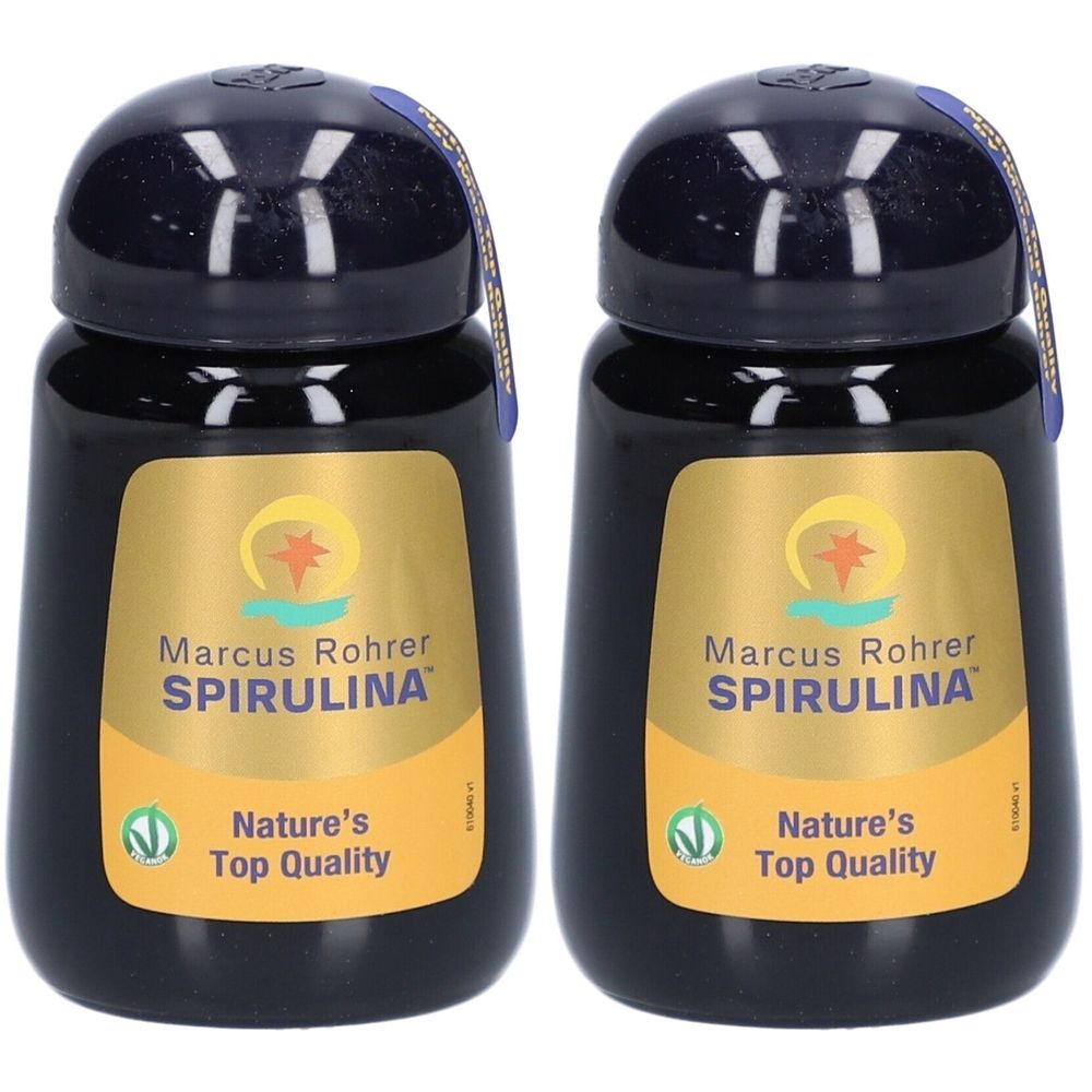 Zwei schwarze Flaschen mit goldenen Etiketten. Aufschrift: Marcus Rohrer Spirulina, Nature's Top Quality. Siegel.