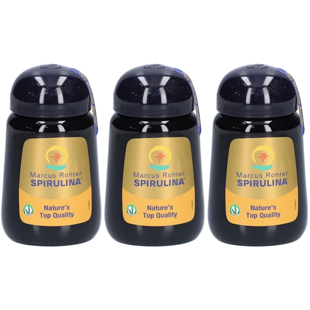 Drei schwarze Flaschen mit goldenen Etiketten. Auf den Etiketten steht "Marcus Rohrer Spirulina" und "Nature's Top Quality".