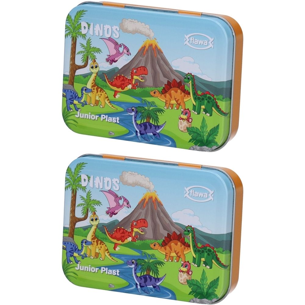 Deux boîtes métalliques rectangulaires avec des motifs de dinosaures. Inscriptions : Dinos, Junior Plast, flawa. Fond bleu clair avec volcan et palmiers.