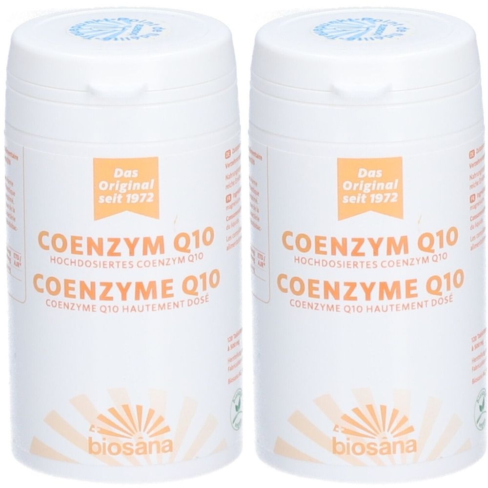 Zwei weiße Dosen mit Deckel. Aufschrift: COENZYM Q10, hochdosiertes Coenzym Q10, Coenzyme Q10. Marke: biosana. Orangefarbenes Logo: Das Original seit 1972.