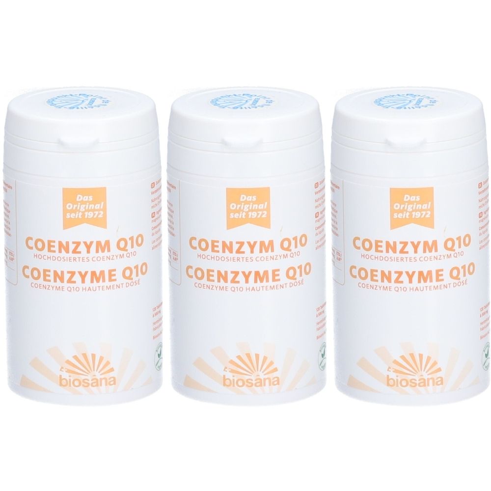 Drei weiße Dosen mit Deckel. Auf jeder Dose steht "COENZYM Q10" und "biosana". Das Etikett zeigt "Das Original seit 1972".
