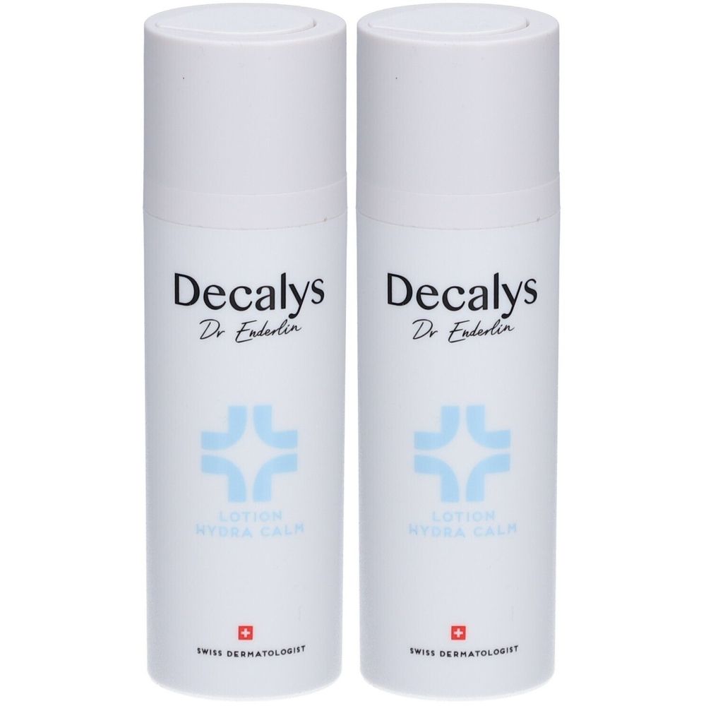 Zwei weiße Lotion-Flaschen mit blauer Grafik und Text. Aufschrift: Decalys, Dr. Enderlin, Lotion Hydra Calm, Swiss Dermatologist.