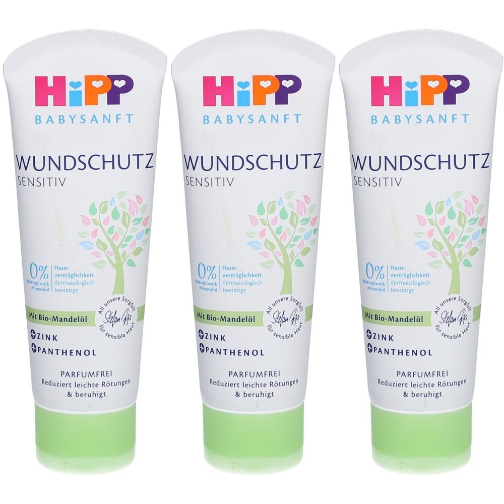 Trois tubes de crème protectrice Babysanft. Tubes blancs avec bouchon vert. Inscription : HiPP Babysanft, Wundschutz sensitiv, 0%, Zinc, Panthénol.