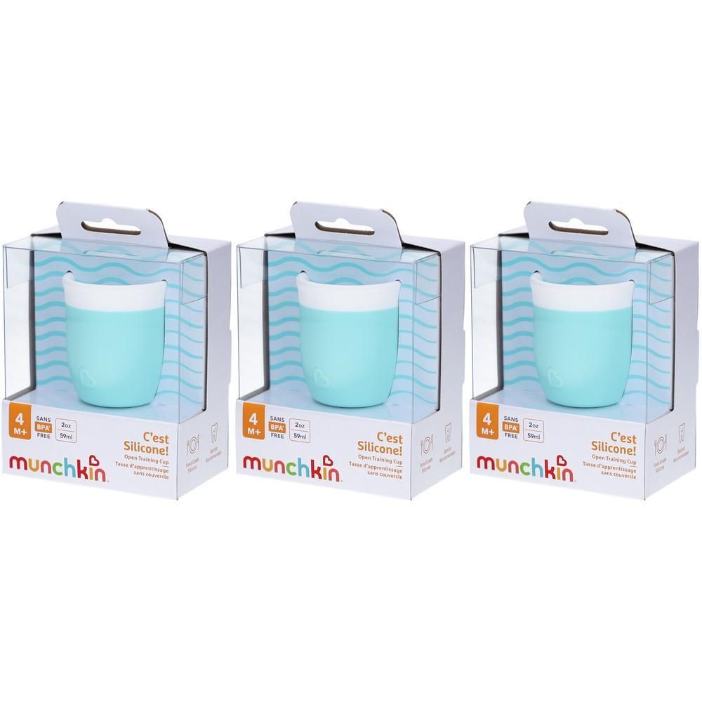 Trois gobelets d'apprentissage Munchkin bleu clair dans leur emballage transparent.