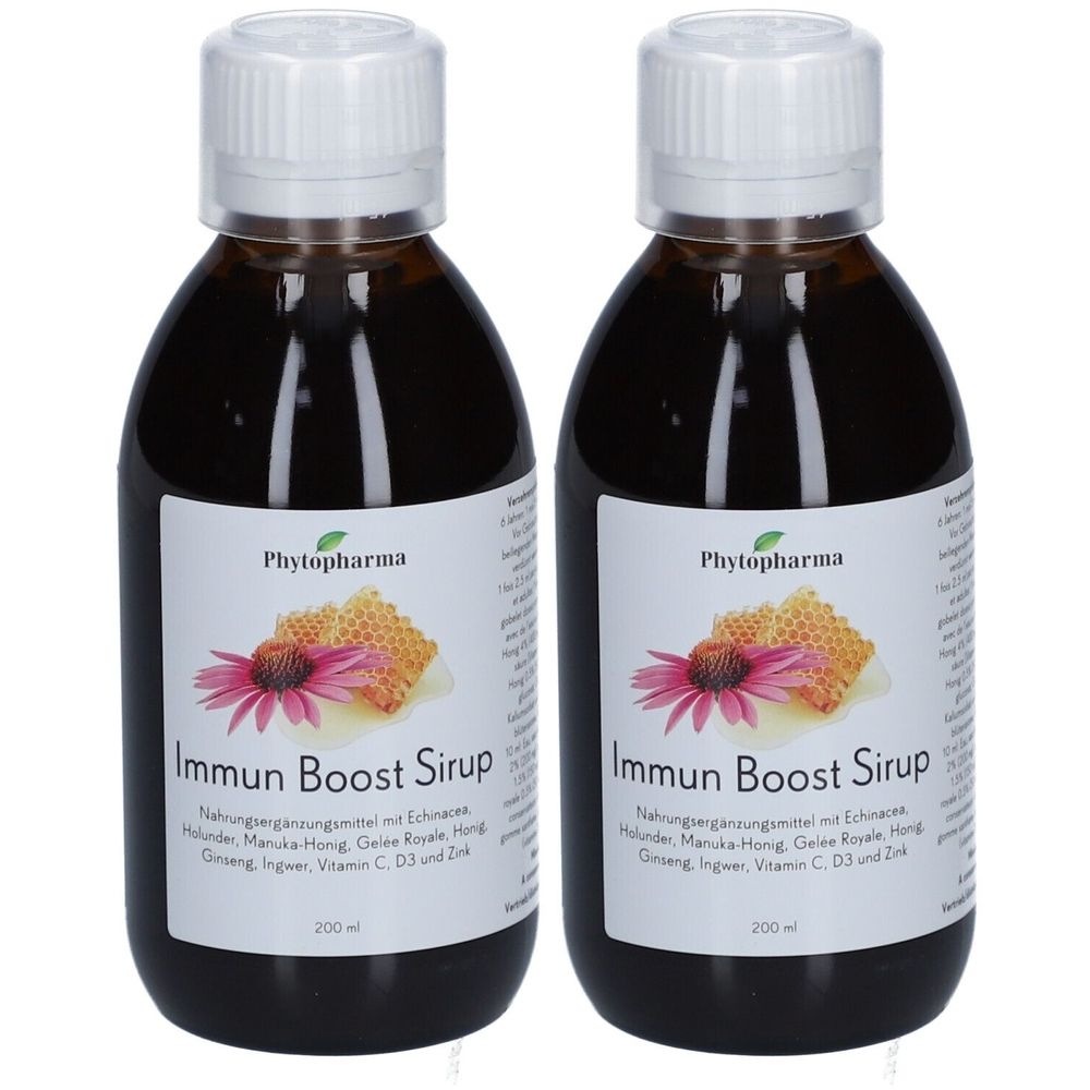 Zwei Flaschen Phytopharma Immun Boost Sirup. Braune Flüssigkeit in Glasflaschen mit weißen Etiketten. Aufschrift: Immun Boost Sirup.
