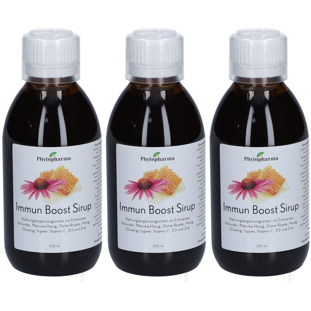 Trois flacons de sirop Immun Boost Phytopharma. Chaque flacon a une étiquette avec le nom du produit, le logo et les ingrédients. Bouchon blanc.