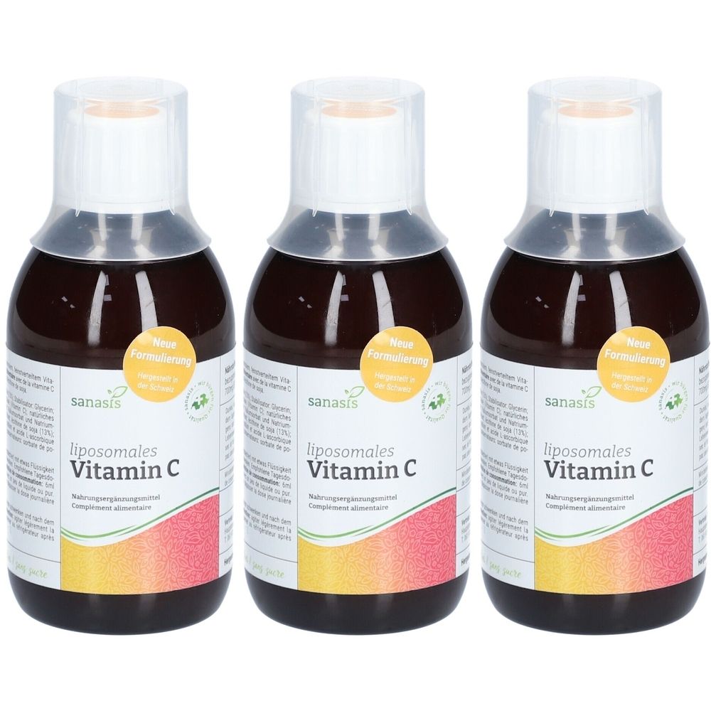 Drei Flaschen SANASIS liposomal Vitamin C. Braune Flaschen mit weißem Deckel und Etikett. Aufschrift: Vitamin C, Nahrungsergänzungsmittel.