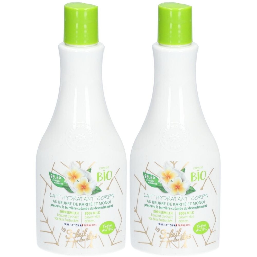 Zwei weiße Flaschen mit grünen Deckeln. Aufschrift: Lait Hydratant Corps, Bio. Mit Blumen-Dekor und Text. Marke: Soleil des Îles.