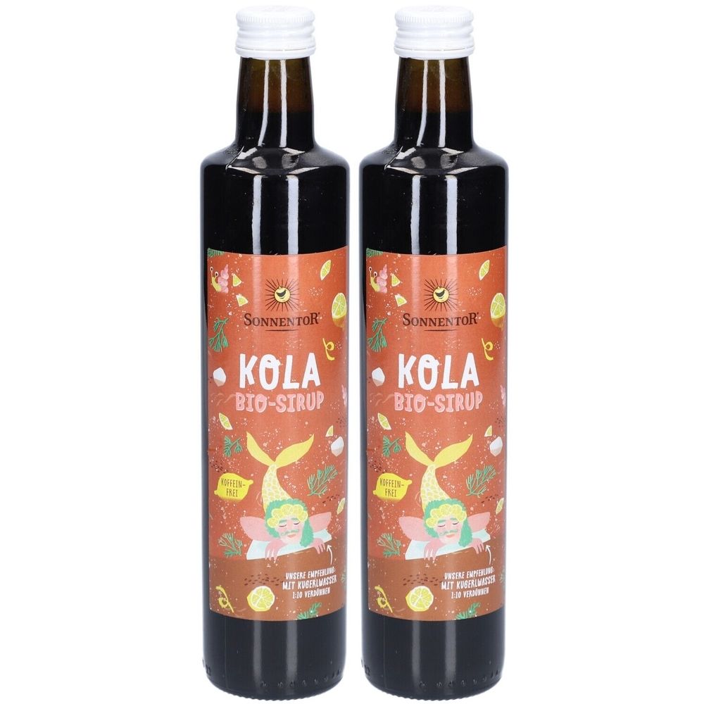 Zwei Flaschen Bio-Kola-Sirup. Braune Glasflaschen mit weißen Verschlüssen. Etiketten mit Schriftzug "Kola Bio-Sirup" und Illustrationen.