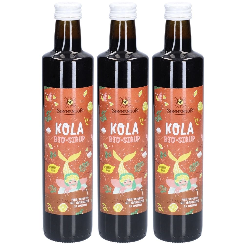 Drei Flaschen SONNENTOR Bio-Kola-Sirup. Braune Glasflaschen mit weißem Deckel. Etikett mit Schriftzug 'KOLA BIO-SIRUP' und Illustration.
