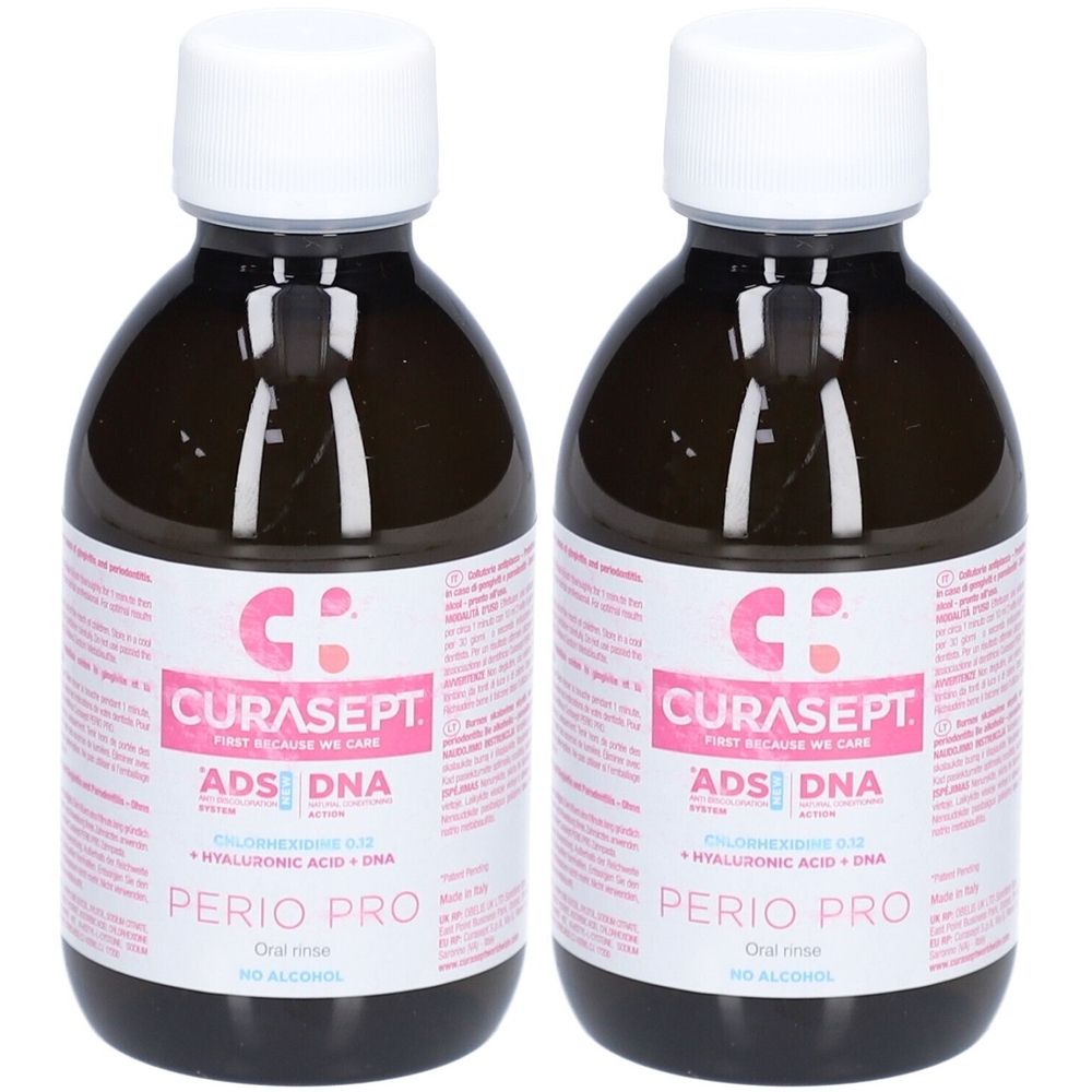Zwei Flaschen Mundspülung mit weißem Deckel. Auf dem Etikett steht "CURASEPT ADS DNA PERIO PRO".